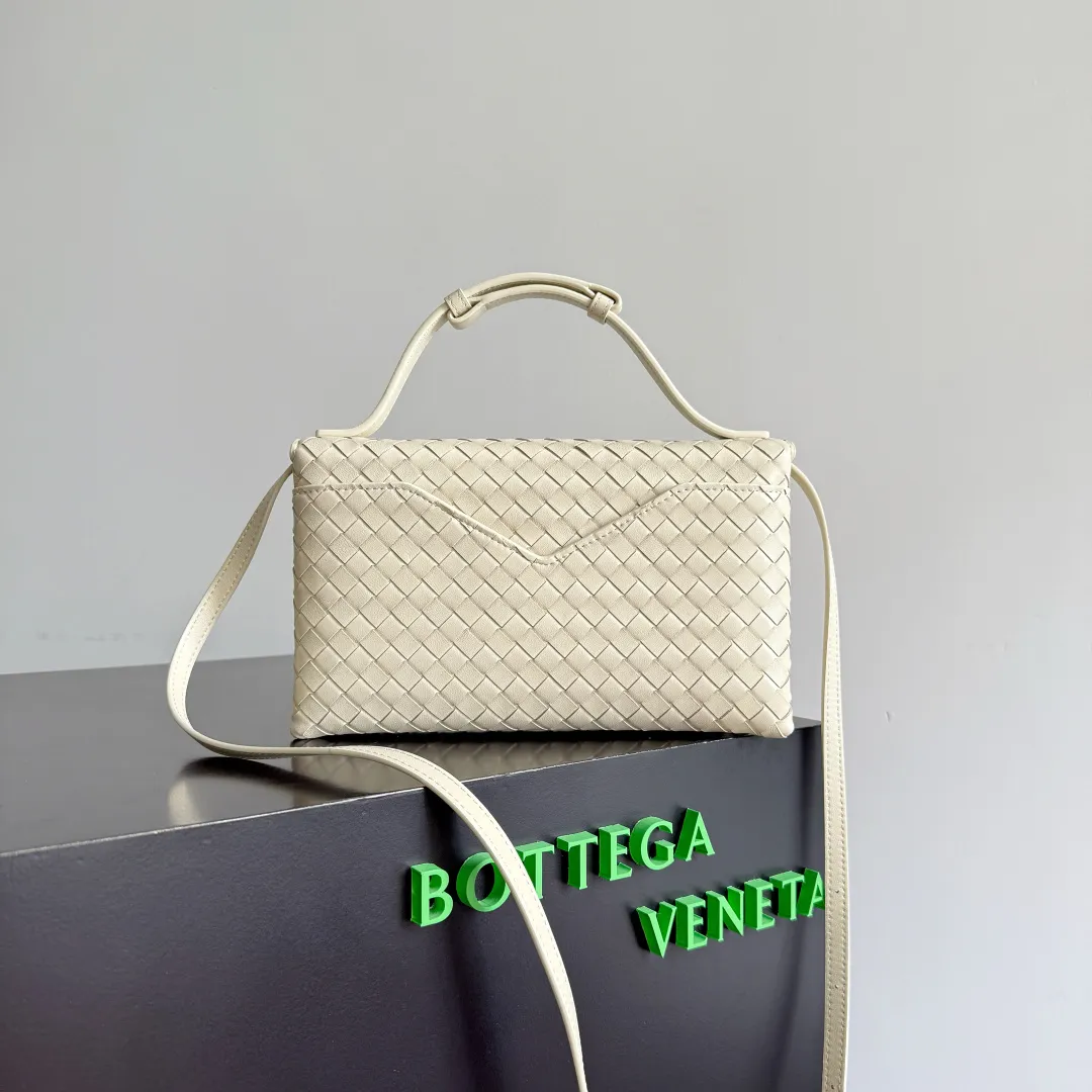 Batch 1660 BOTTEGA VENETA 2025 new product KNOT LOCK crossbody bag subverts the rigid lines of traditional tote bags, using drapey leather to create a three-dimensional silhouette that breathes. It has compartments and multiple card slots inside, making it a versatile commuter bag that can be used in various occasions. The details are full of exquisiteness, the casual retro color tone, and the upper body are full of elegance. Whether you are commuting or going out on the street, you can easily hold it. The two carrying methods of hand-carrying and long shoulder strap are very practical! At the same time, the shoulder strap is detachable, suitable for various dressing styles~ Whether it is a dinner party or daily commuting, it can be easily controlled and becomes your versatile tool❤️ Style number: 817191 Size: 25*16*5.5cm